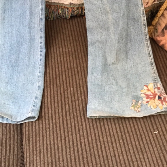 YOUNIQUE  distressed embroidered  front and back flare high waist - Picture 7 of 9